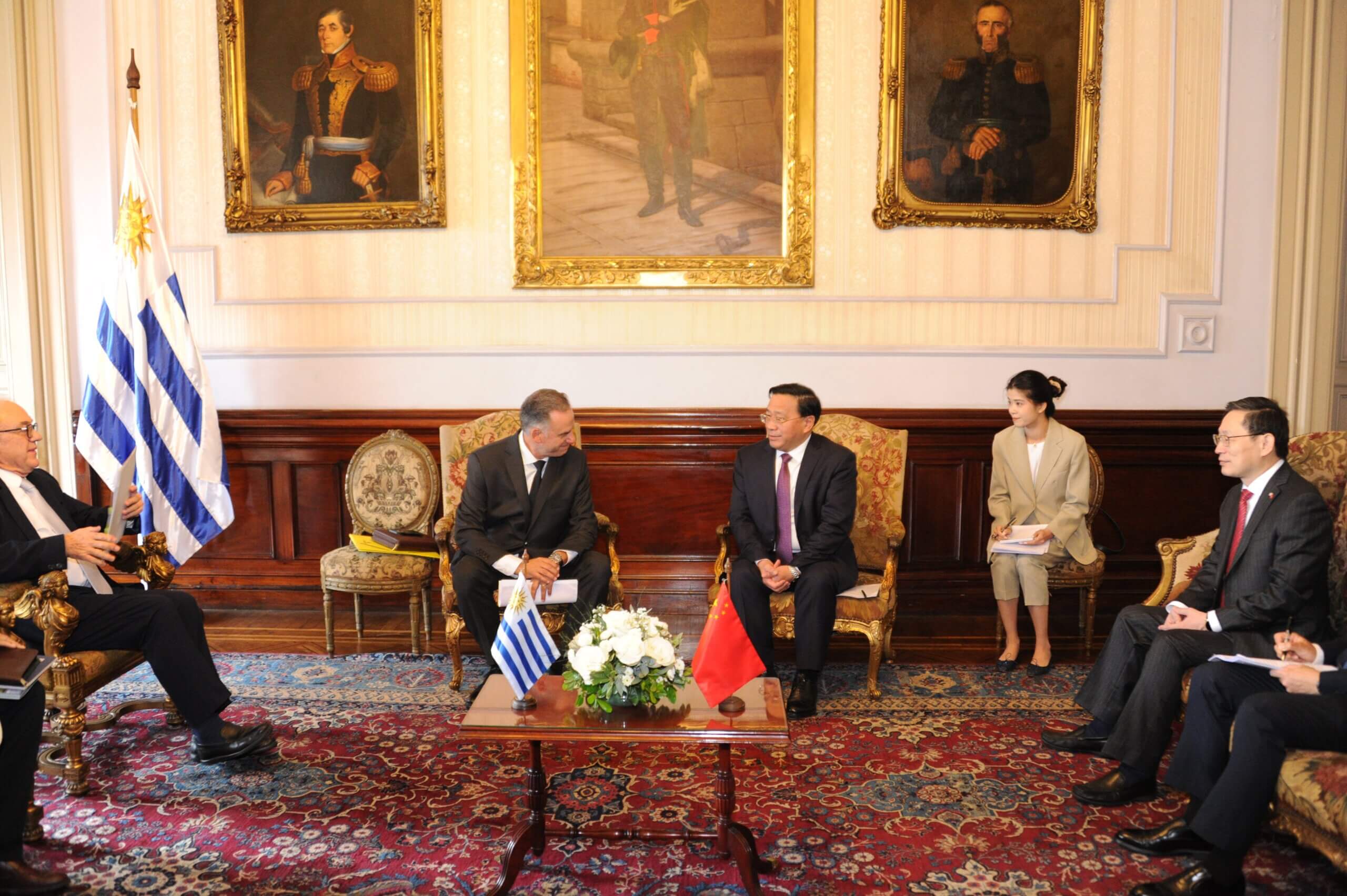 Delegación china visita Uruguay para la posesión del nuevo presidente
