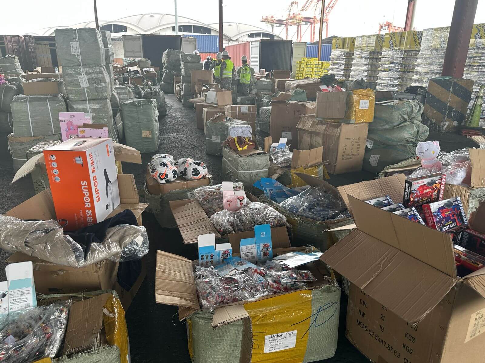 Autoridades ecuatorianas incautan contrabando chino