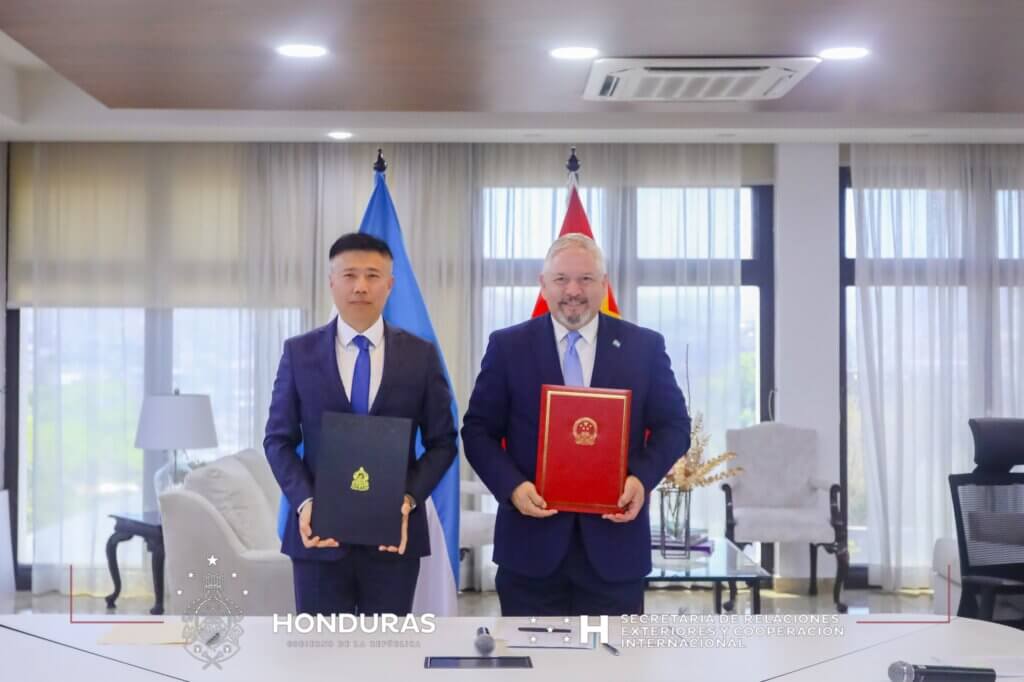 Honduras suscribe acuerdos con China para tres proyectos