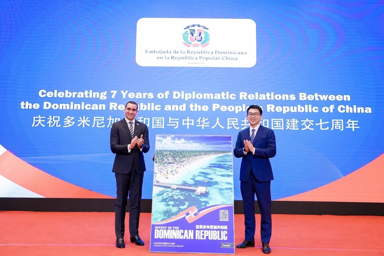 China introduce la nueva revista “Invest in the Dominican Republic”