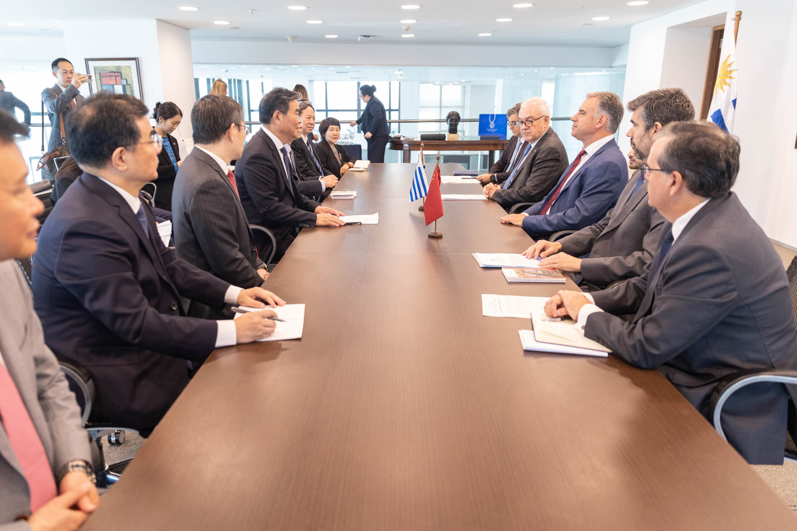 Encuentro bilateral de alto nivel entre Uruguay y China en Montevideo