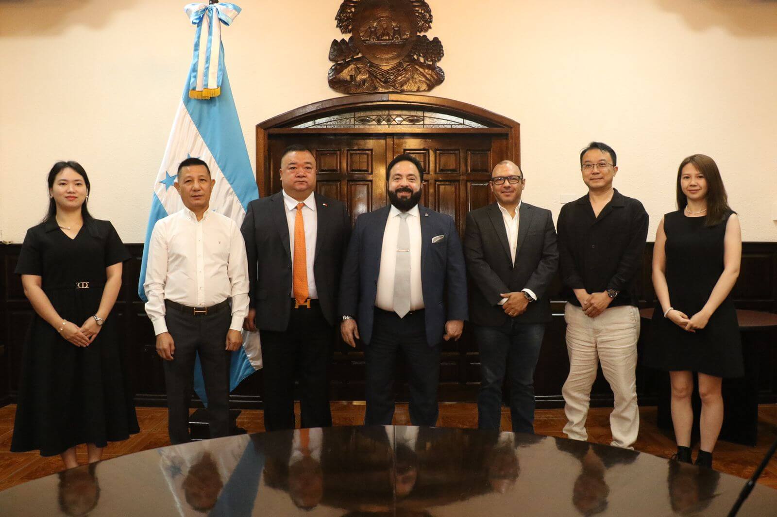 Presidente del Congreso Nacional de Honduras se reúne con empresarios chinos