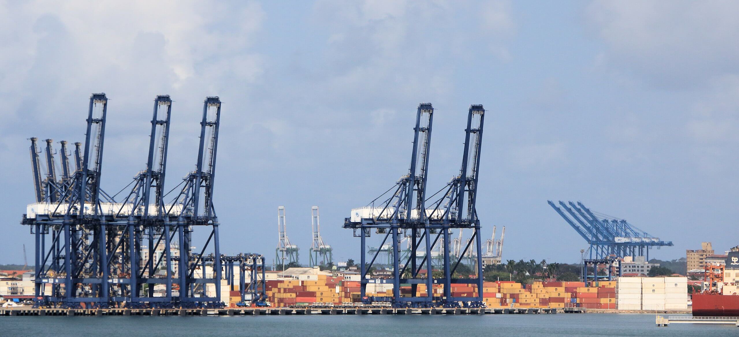 China advierte posible bloqueo a venta de puertos si Cosco no participa