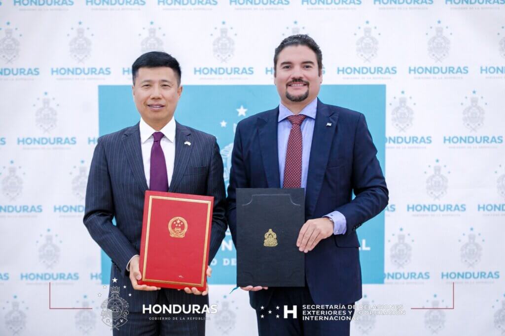 China firma acuerdo educativo con Honduras y entrega 30 becas completas a estudiantes hondureños