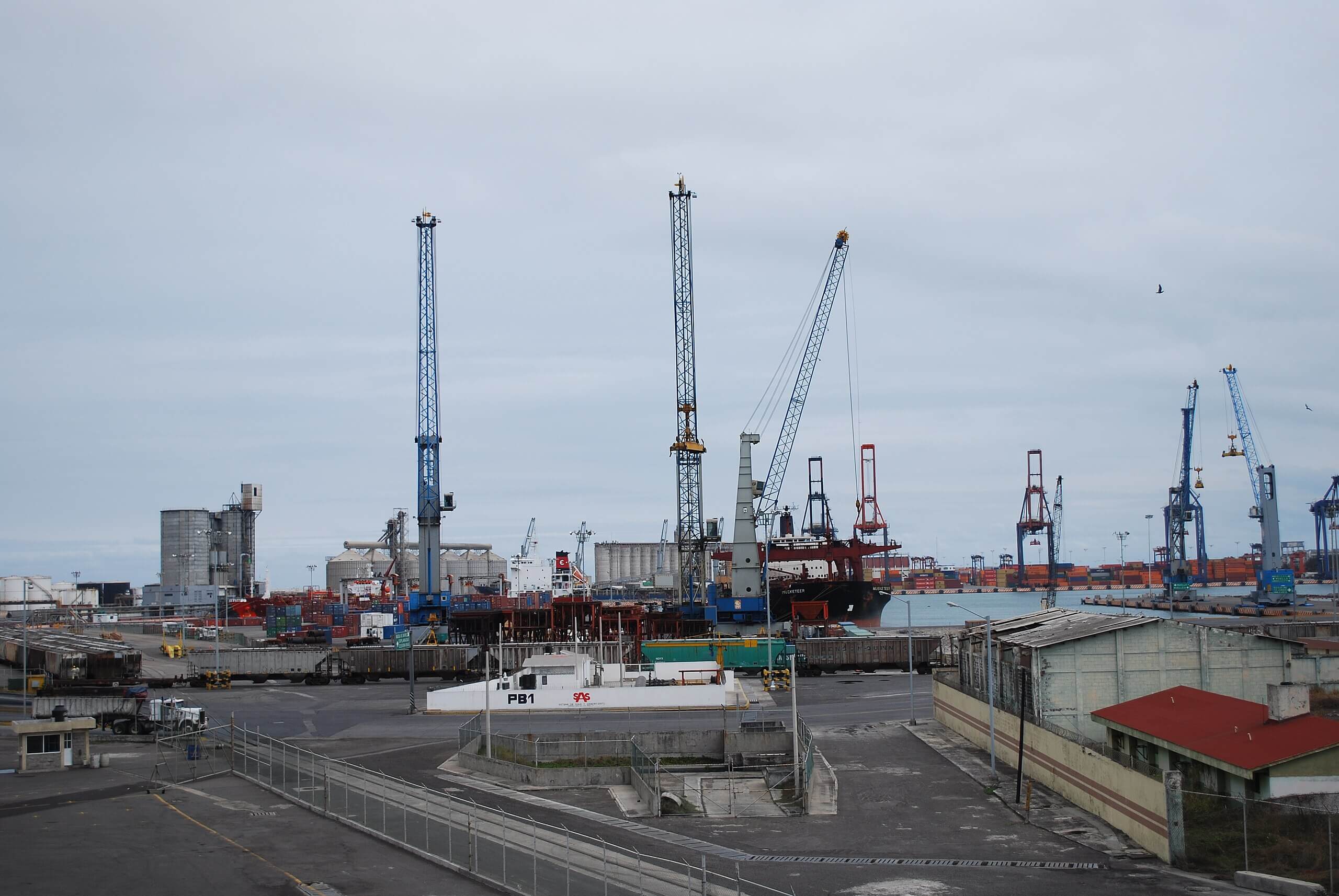 México planea subir aranceles a importaciones chinas de autos, textiles y plásticos, reporta Bloomberg