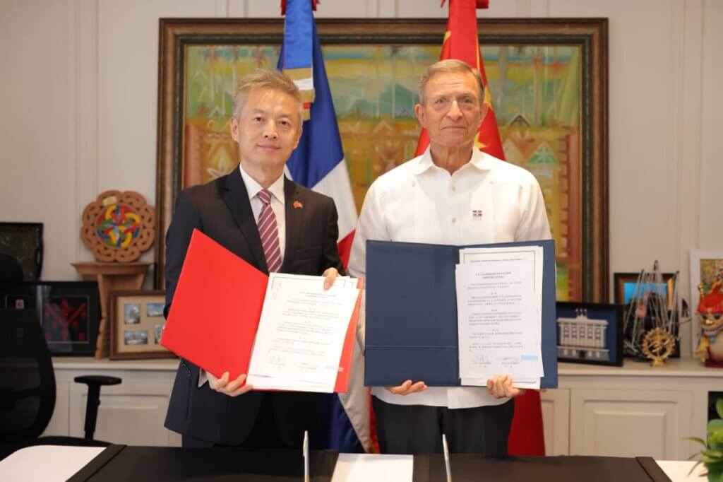 República Dominicana y China firman acuerdo de fondos y becas
