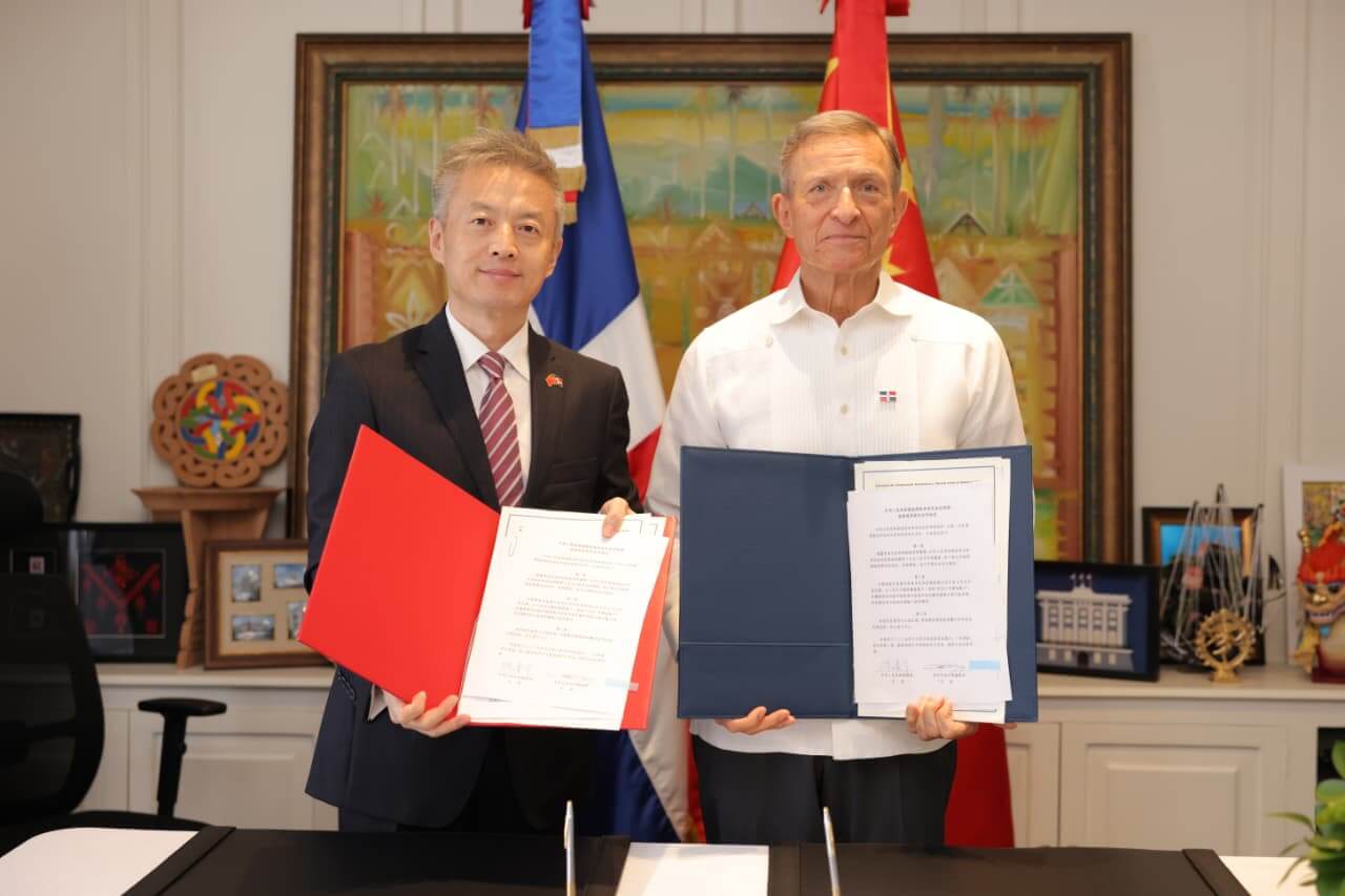 República Dominicana y China firman acuerdo de fondos y becas