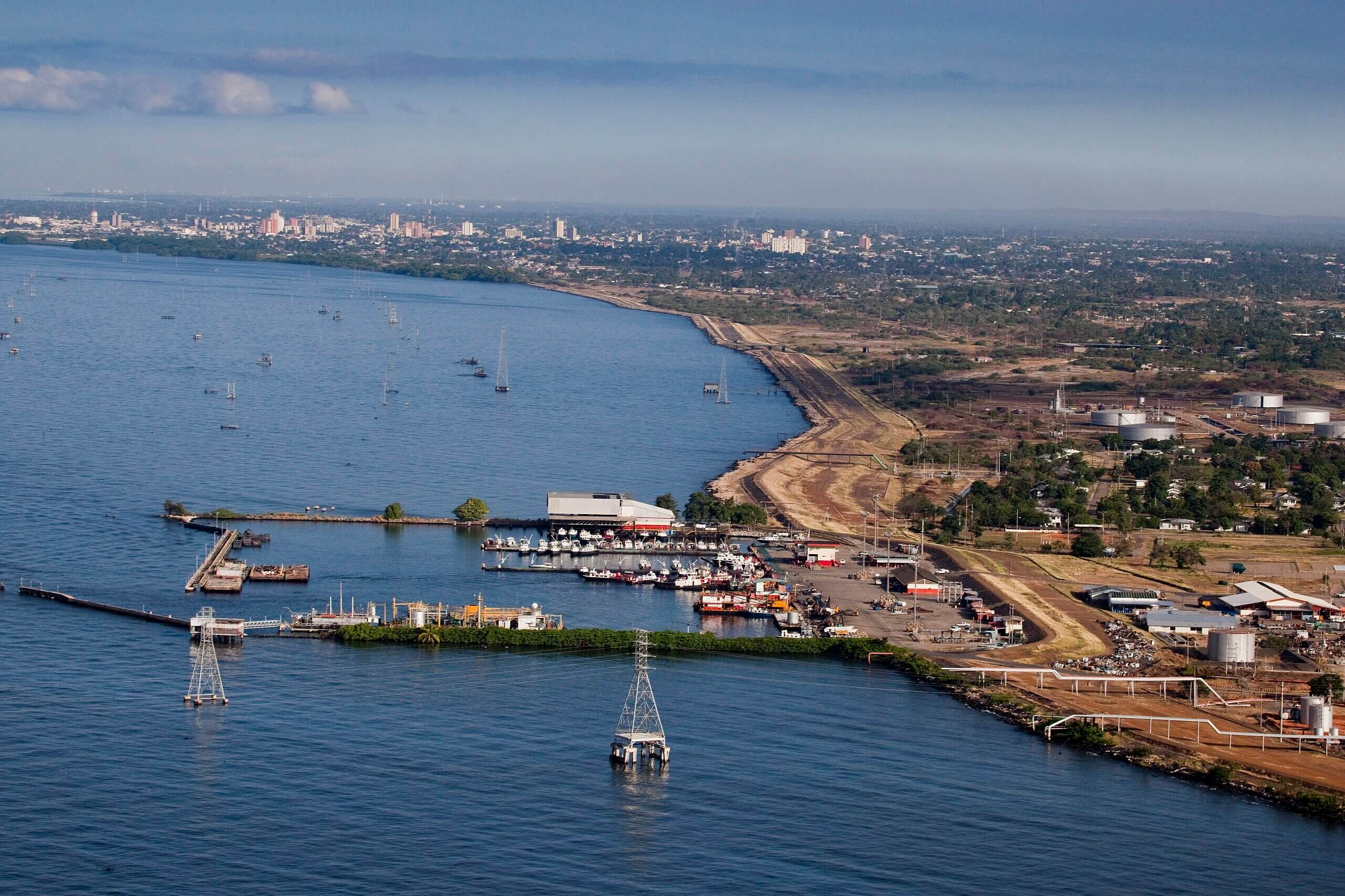 China instala plataforma petrolera flotante en Maracaibo, Venezuela