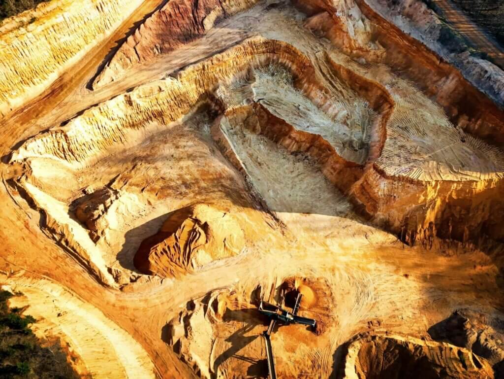 Capital chino redefine la minería de oro en Nicaragua, con redes locales, baja trazabilidad y un mercado global que absorbe producción legal e ilegal.